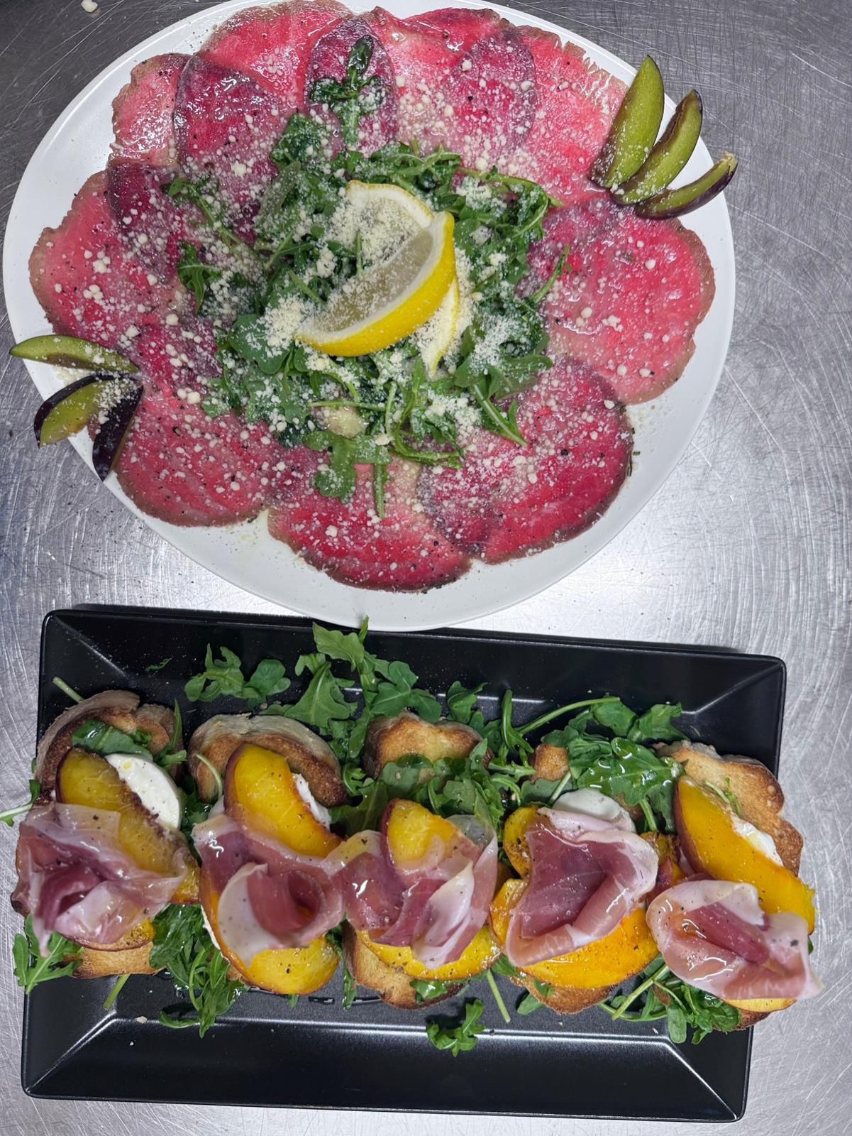 Rinder-Carpaccio und Bruschetta als Vorspeise