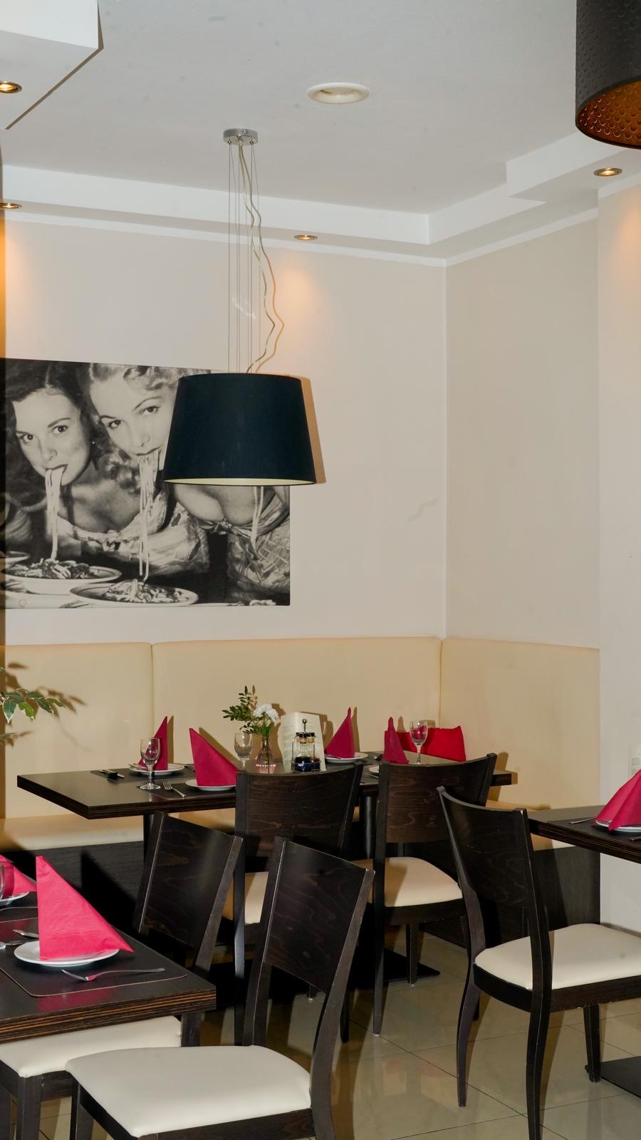 Elegant gedeckte Tische im Gallo Nero