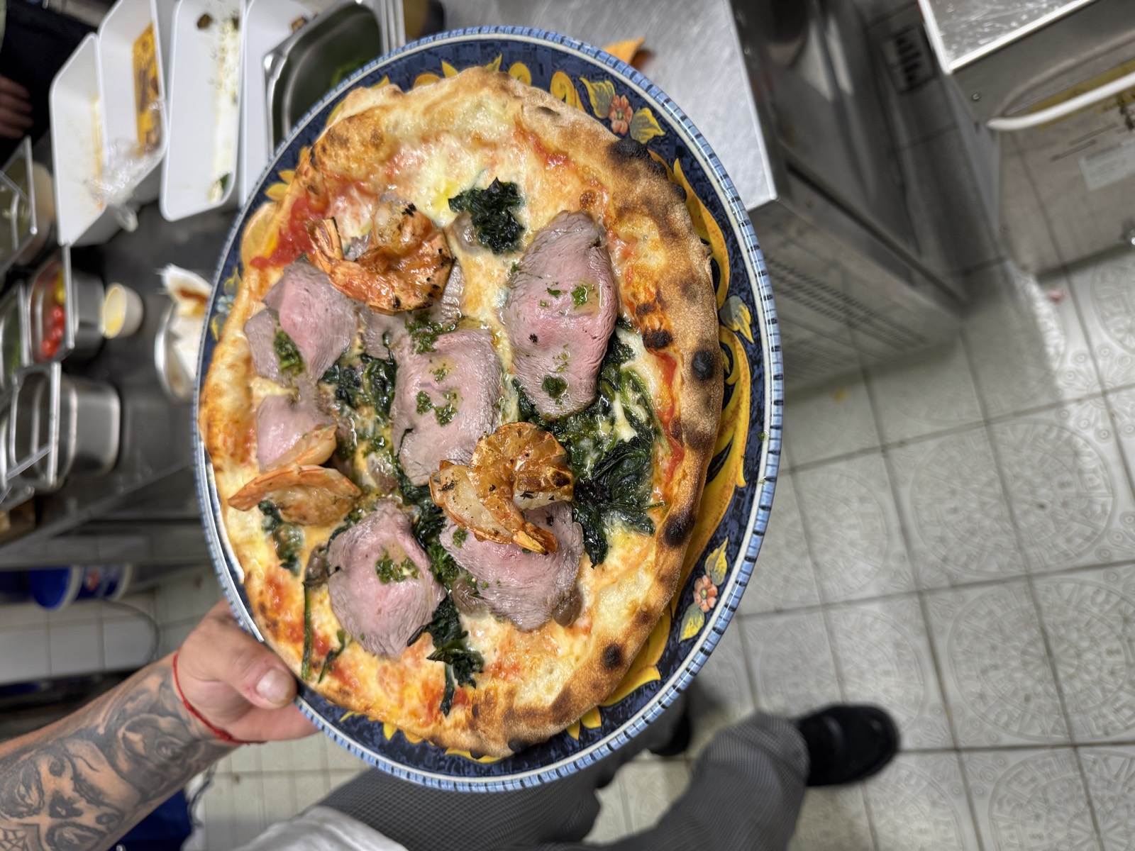 Pizza mit Rinderfilet, Garnelen und Spinat