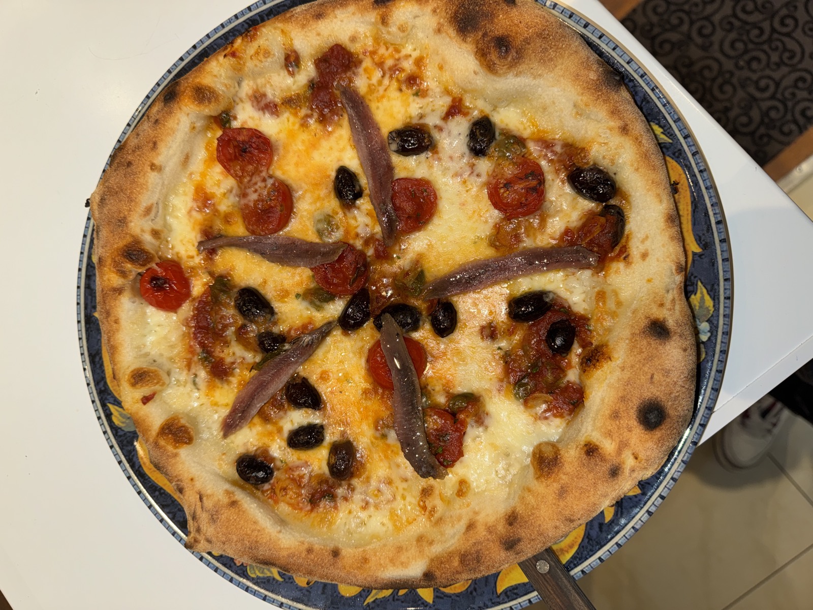 Pizza Napoli mit Sardellen und Oliven