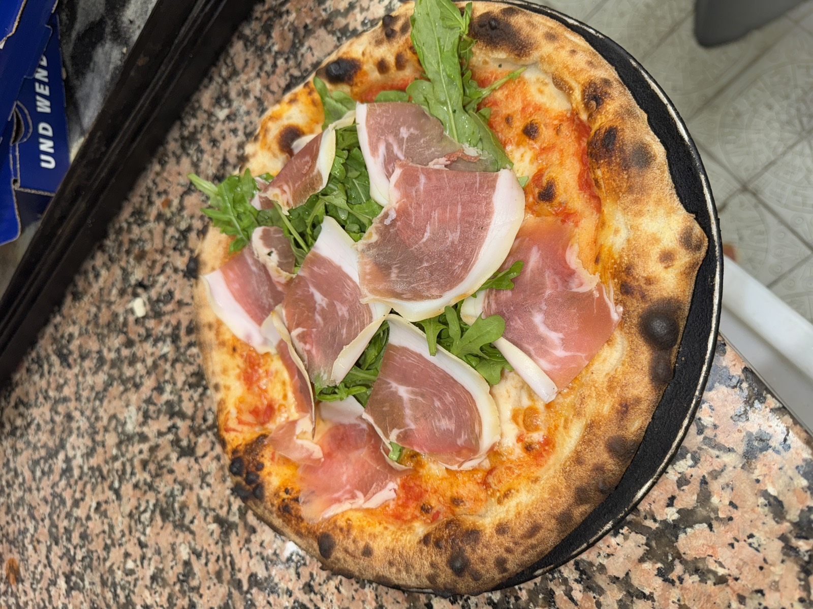 Steinofen-Pizza mit Parmaschinken und Rucola