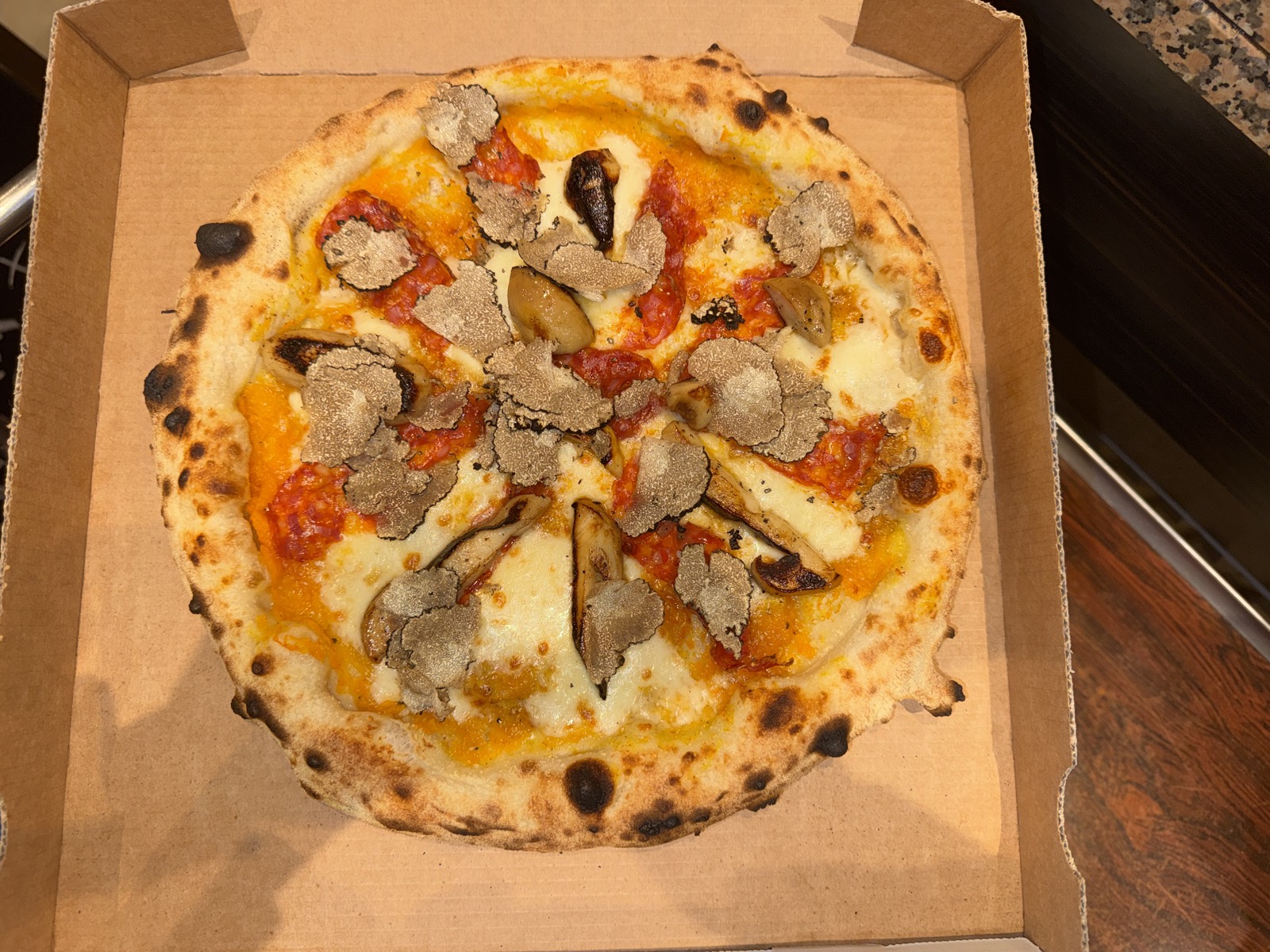 Pizza mit frischem Trüffel aus dem Steinofen